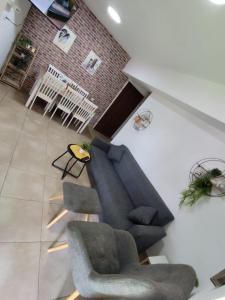 Ruang duduk di דירת נופש במרכז טבריה +48 gambar
