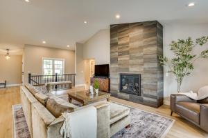 Χώρος καθιστικού στο Walk to Beaches and Restaurants Elkhart Lake Escape