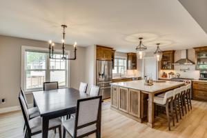 Η κουζίνα ή μικρή κουζίνα στο Walk to Beaches and Restaurants Elkhart Lake Escape