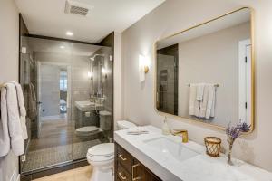 Ένα μπάνιο στο Walk to Beaches and Restaurants Elkhart Lake Escape +26 φωτογραφίες