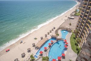 an aerial view of a beach with a swimming pool and the ocean at Sonoran Sky in Puerto Peñasco