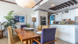 a kitchen and dining room with a table and chairs at The Great Escape Modern Oceanfront in Puerto Peñasco