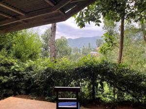 LushotoにあるMilemeleni Lodgeの眺めの良いポーチの下に座る椅子