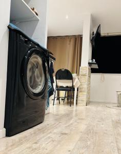 Kuchyň nebo kuchyňský kout v ubytování Cosy T2 climatisé sur le port à 5min de la mer parking privé linge de bain et de lit fournis