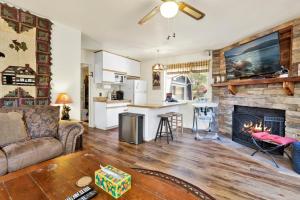 ein Wohnzimmer mit Couch und Kamin in der Unterkunft Green Squirrel Chateau #2484 in Big Bear Lake