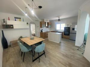 a kitchen and dining room with a table and chairs at Villa Paymu in Miami Platja