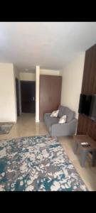 ein Wohnzimmer mit Sofa und Tisch in der Unterkunft Grand hills Resort north coast in Dawwār Abū Maḩrūs