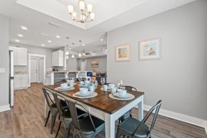 Η κουζίνα ή μικρή κουζίνα στο Amazing New 3br/2ba Laguna Beach! / 6p GOLF CART: 2 mins to Beach/West PCB