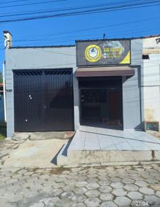 un edificio con un garaje con un cartel. en Casa de temporada PHN, en Cachoeira Paulista