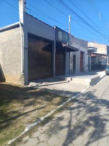 un edificio vacío al costado de una calle en Casa de temporada PHN, en Cachoeira Paulista
