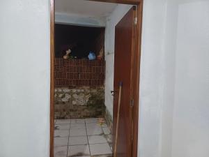 una puerta abierta a una habitación con una pared de ladrillo en Casa de temporada PHN, en Cachoeira Paulista