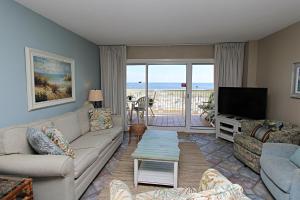 un soggiorno con un divano e una TV di Driftwood Towers a Gulf Shores