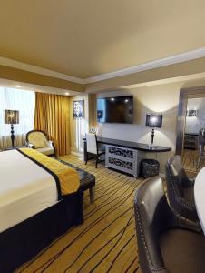 une chambre d'hôtel avec un grand lit et un bureau dans l'établissement Paradise in Las Vegas in a Two Bedroom Villa, à Las Vegas