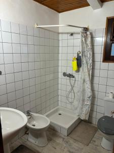 Vannituba majutusasutuses T2 confortable à Acajou Lamentin