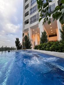 una gran piscina frente a un edificio en CasaZlyn Studio By MySky Stays at Presint 5, Putrajaya, en Putrajaya