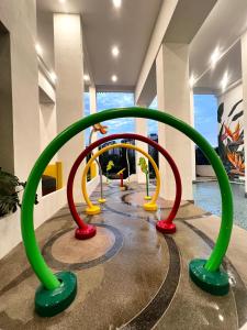 Un área de juegos para niños con un paseo en un edificio. en CasaZlyn Studio By MySky Stays at Presint 5, Putrajaya, en Putrajaya