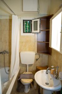 Phòng tắm tại Costas Artemis Apartments Near Athens Airport +30 ảnh