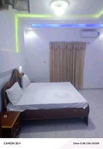 un dormitorio con una cama en una habitación en Sope Naby, en Niaga 4 fotos más