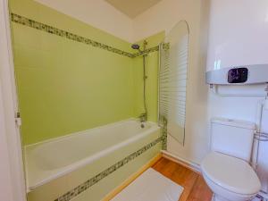 un bagno con vasca, WC e lavandino di Studio COSY avec Baignoire et Netflix Idéal couple a Pauillac Altre 36 foto
