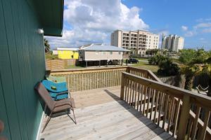 een terras met een stoel aan de zijkant van een gebouw bij Silver Sands North in Gulf Shores