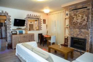 TV/trung tâm giải trí tại Costas Artemis Apartments Near Athens Airport