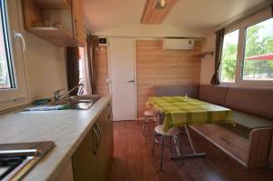 Kuchyň nebo kuchyňský kout v ubytování Mobilehomes in Seline - Paklenica Riviera 6831