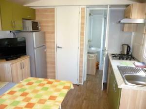 Kuchyň nebo kuchyňský kout v ubytování Mobilehomes in Seline - Paklenica Riviera 6831