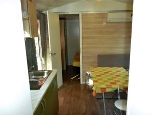 Kuchyň nebo kuchyňský kout v ubytování Mobilehomes in Seline - Paklenica Riviera 6831