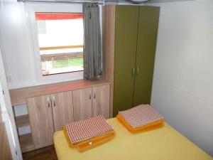 Postel nebo postele na pokoji v ubytování Mobilehomes in Seline - Paklenica Riviera 6831