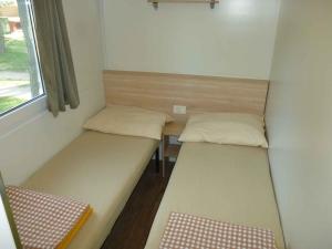Postel nebo postele na pokoji v ubytování Mobilehomes in Seline - Paklenica Riviera 6831