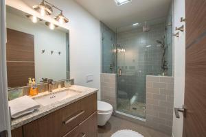 Un baño con inodoro, lavabo y ducha. en Avila Beach Retreat, en Avila Beach 33 fotos más
