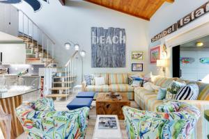 una sala de estar con un sofá y una mesa en Coquina Beach 3G, en Sanibel