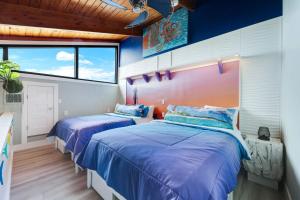Dos camas en una habitación con azul y blanco. en Coquina Beach 3G, en Sanibel 26 fotos más