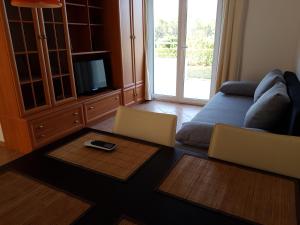 Apartments Villa Maslinica tesisinde bir oturma alanı