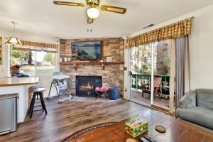 ein Wohnzimmer mit Kamin und Couch in der Unterkunft Green Squirrel Chateau #2484 in Big Bear Lake