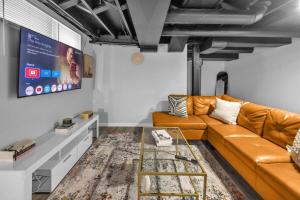 Posezení v ubytování Elegant 5 bedrooms Home Near Millikin Univ