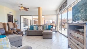 Televiisor ja/või meelelahutuskeskus majutusasutuses Sonoran Sun