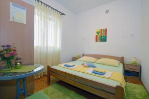 Postel nebo postele na pokoji v ubytování Apartments and rooms by the sea Podaca, Makarska - 16160