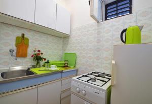 Kuchyň nebo kuchyňský kout v ubytování Apartments and rooms by the sea Podaca, Makarska - 16160 + 11 fotografií