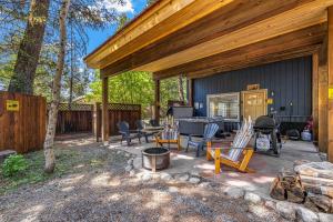 un patio con sillas, una parrilla y una casa en Longhorn Hideaway by Casago McCall - Donerightmanagement, en McCall