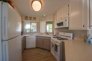 Una cocina o zona de cocina en The Fairways