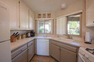 Una cocina o zona de cocina en The Fairways