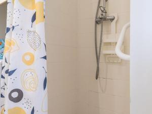 une douche avec un rideau de douche dans une salle de bain dans l'établissement Gîte indépendant avec terrasse - Proche de St Nazaire et La Baule, au cœur du Parc de Brière - FR-1-306-862, à Saint-Malo-de-Guersac 2 autres photos