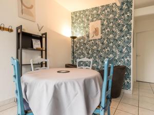 une salle à manger avec une table et des chaises dans l'établissement Gîte indépendant avec terrasse - Proche de St Nazaire et La Baule, au cœur du Parc de Brière - FR-1-306-862, à Saint-Malo-de-Guersac