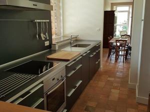 Kuchyň nebo kuchyňský kout v ubytování Maison rénovée avec piscine et grand jardin, à 2 km de la Vallée de l'Yon - FR-1-426-329