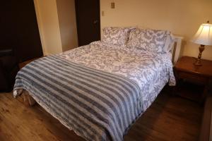 Postel nebo postele na pokoji v ubytování Taylor Lake Resort BC