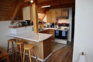 Kuchyň nebo kuchyňský kout v ubytování Taylor Lake Resort BC