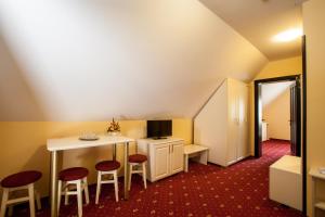 TV a/nebo společenská místnost v ubytování Extravagance Hotel + 18 fotografií