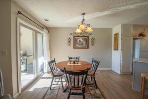 Una cocina o zona de cocina en The Fairways