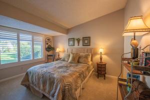 Un dormitorio con una cama y una ventana. en The Fairways, en Nipomo